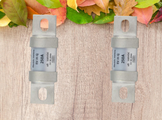 Bộ sạc 500VDC EV Cầu chì ô tô gốm Bolt khi cài đặt